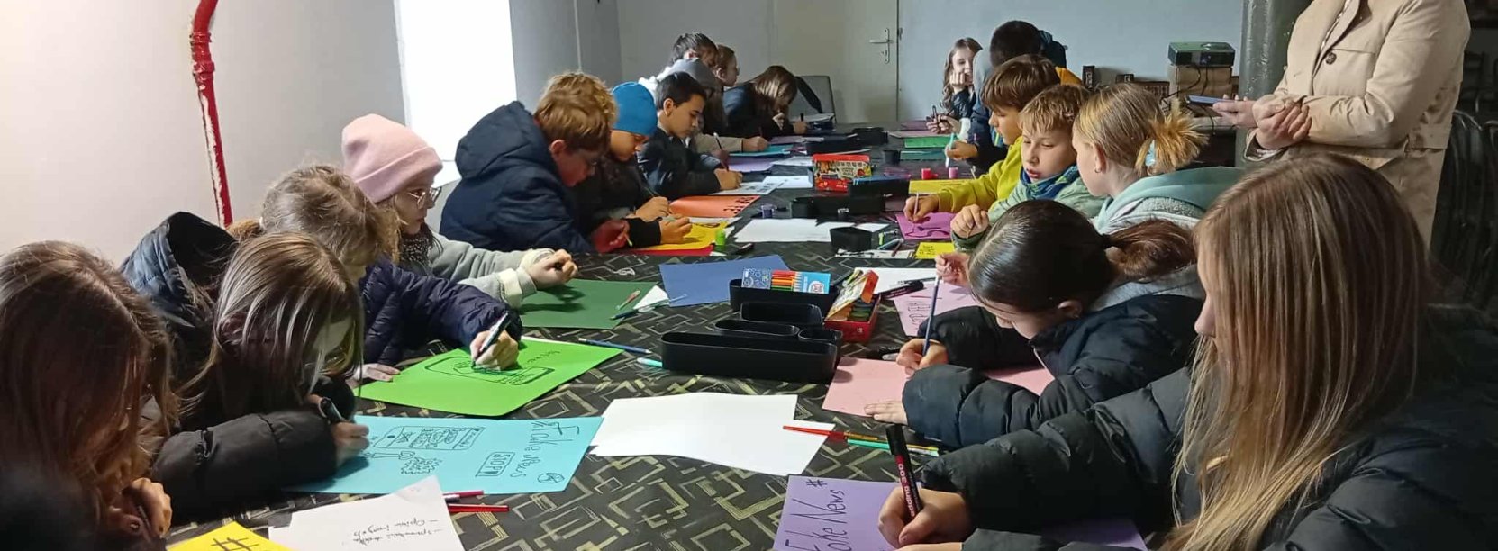 Grupa uczniów na warsztatach w młynie