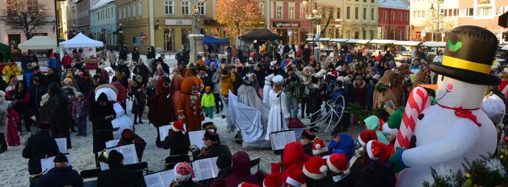 Tłumy mieszkańców ndzierzoniowa oraz postaci świątecznych w Rynku podczas wigilii mieszkańców