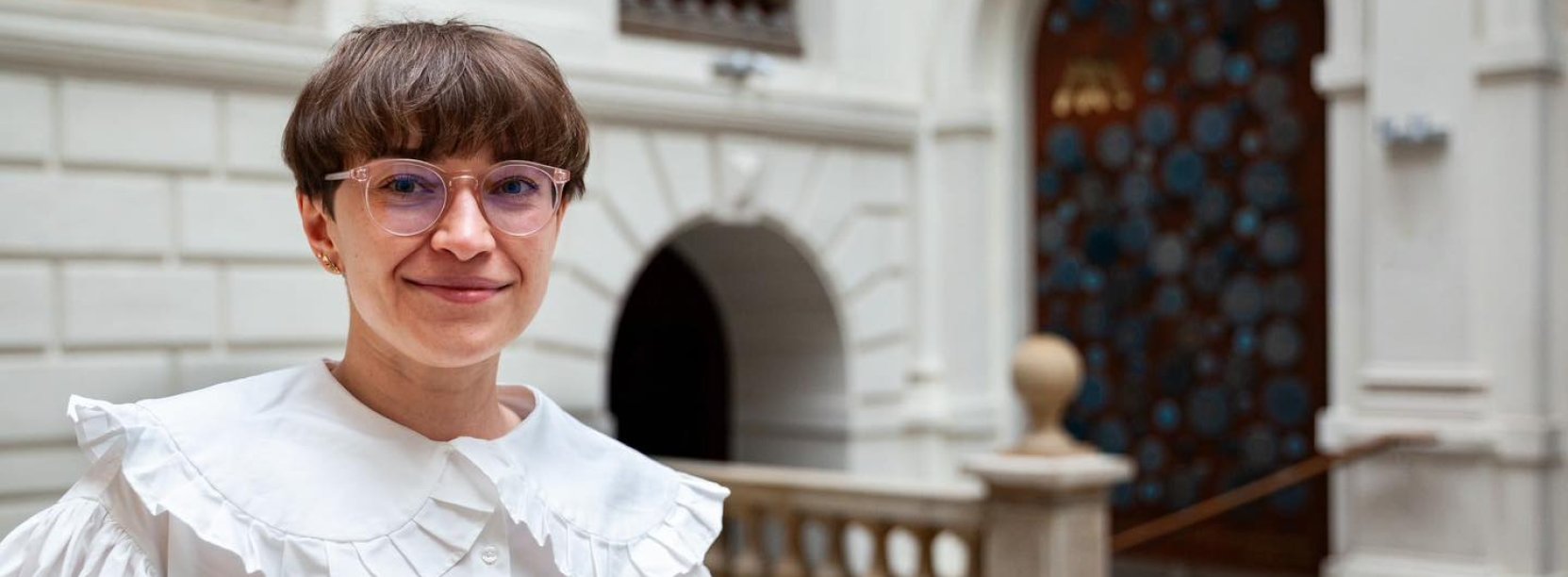 Zdjęcie Karoliny Ribickiej na tle zabytkowego, pałacowego wnętrza