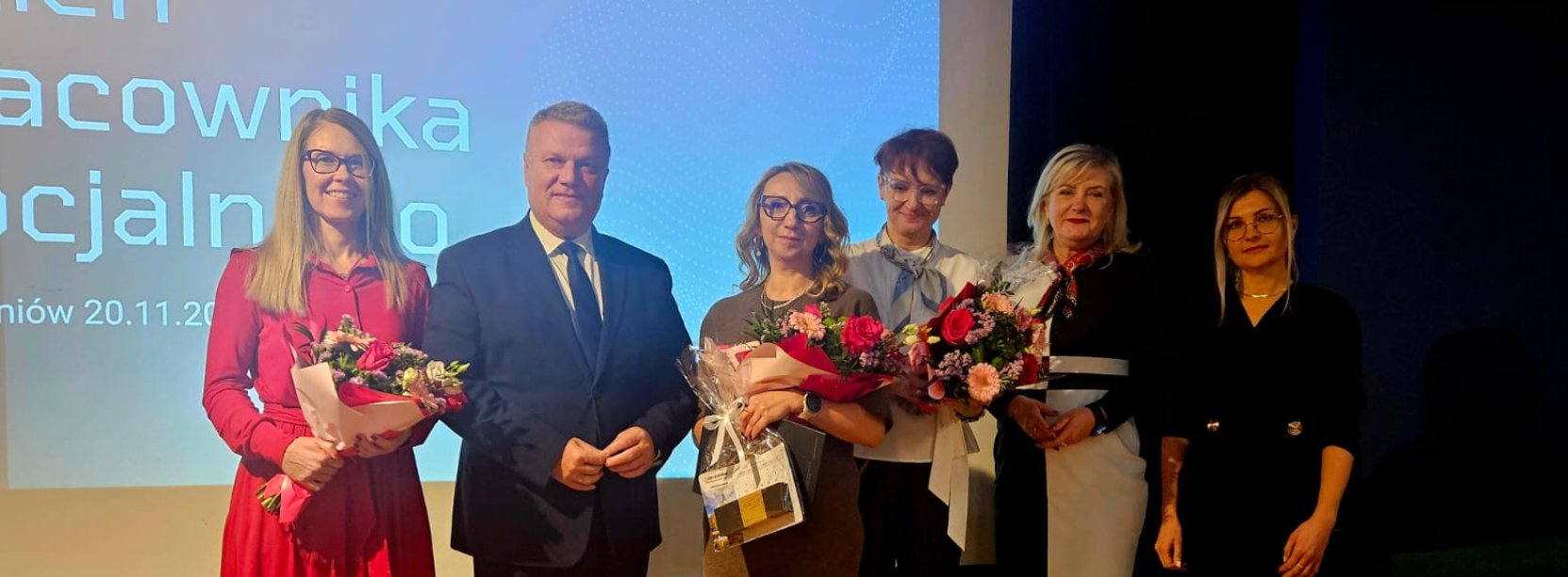 Na zdjęciu od lewej: dyrektor OPS Aneta Grzelka, burmistrz Draiusz Kucharski, dyrektor ŚDS Agnieszka Petruk-Mika, dyrektor Centrum Seniora Anna Polowczyk, dyrektor Wydziału Edukacji i Spraw Społecznych UM Aneta Błaszczuk oraz kierownik Biura Spraw Społecznych UM  Sylwia Głogowska-Trzeciak