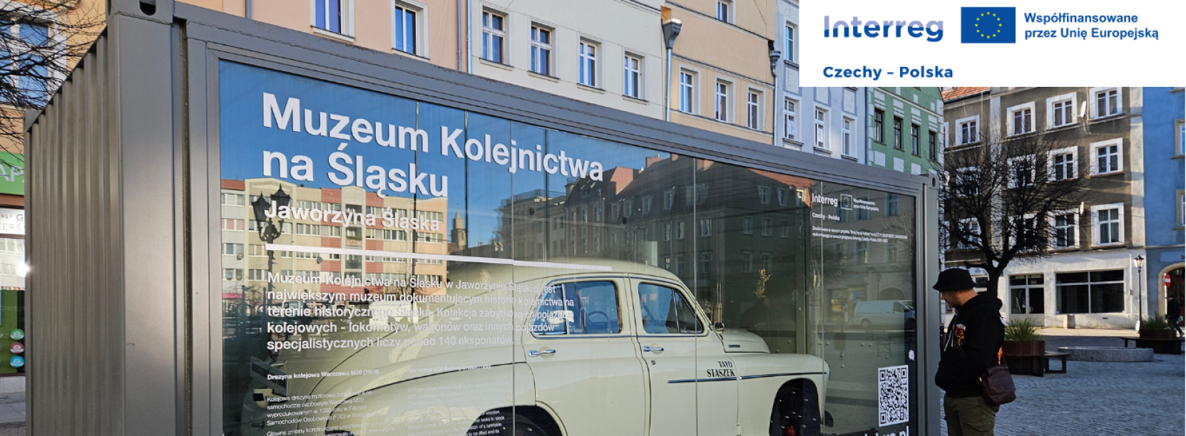 Zdjęcie gabloty z drezyną oglądaną z uwagą przez zaciekawionego mężczyznę