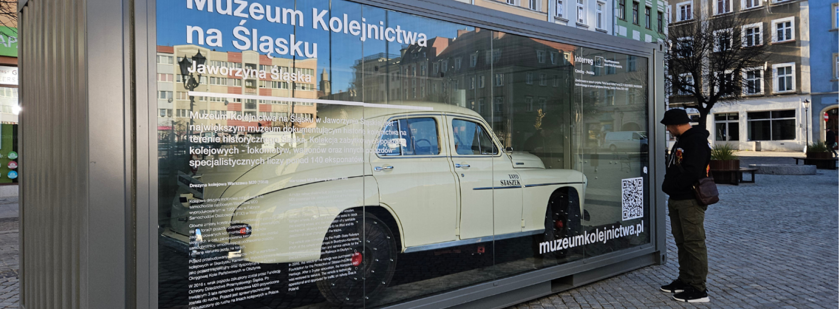 Zdjęcie gabloty z drezyną oglądaną z uwagą przez zaciekawionego mężczyznę