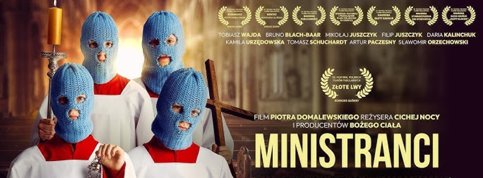 ministranci w komżach i niebieskich kominiarkach, napis ministranci