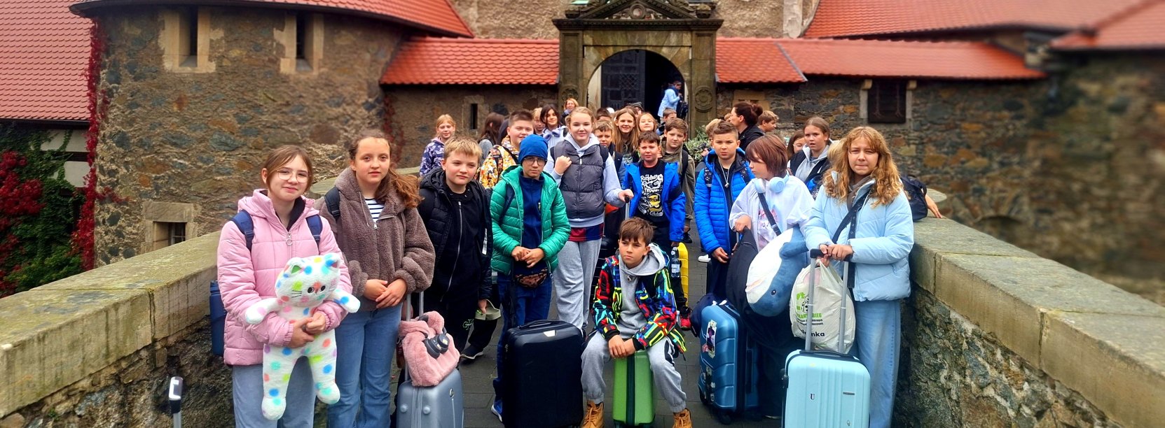 Grupa uczniów na tle zamku