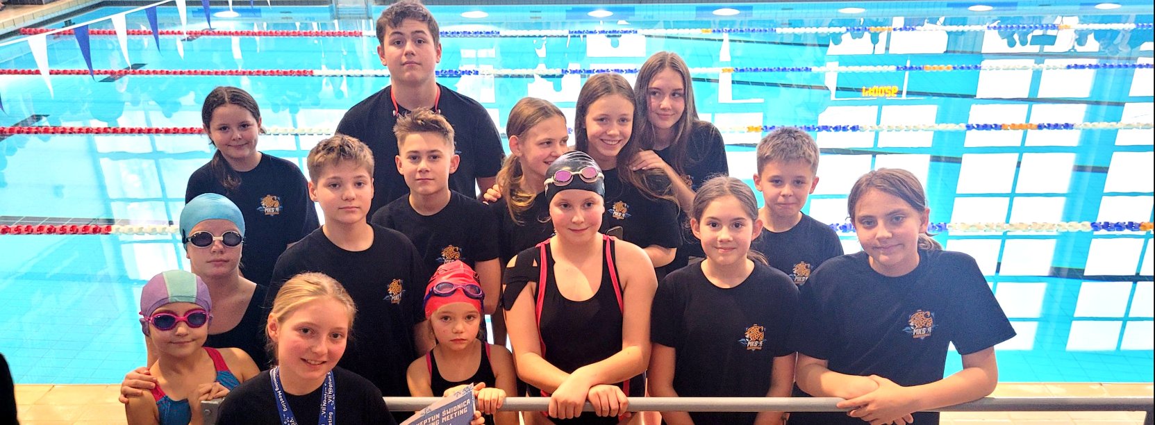 Pływacy MKS 9 na basenie