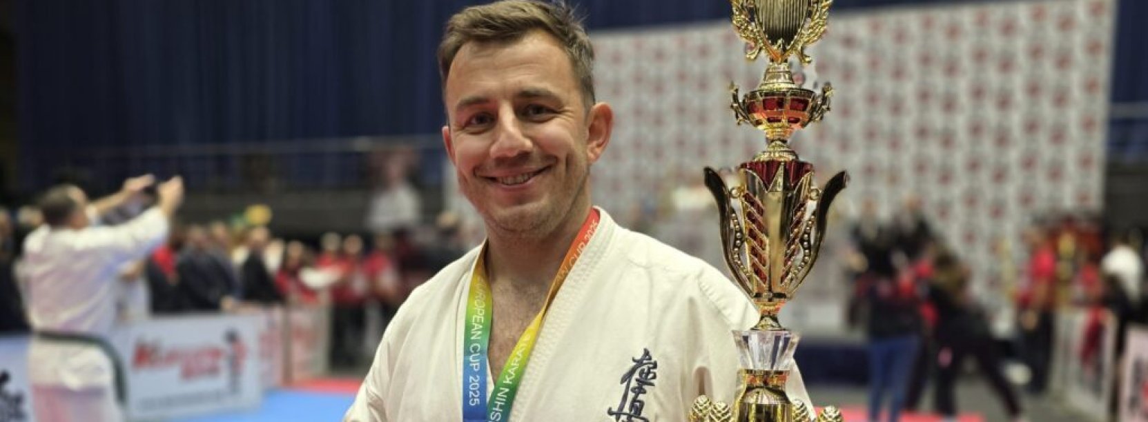 Tomasz Staściuk z pucharem Europy i złotym medalem