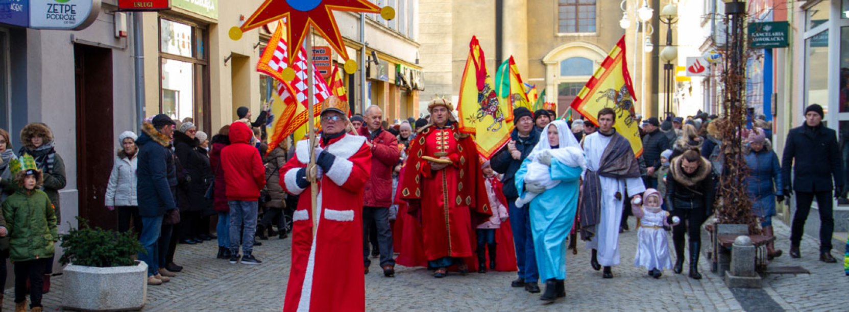 orszak trzech króli podąża ulicą świdnicką w stronę Rynku