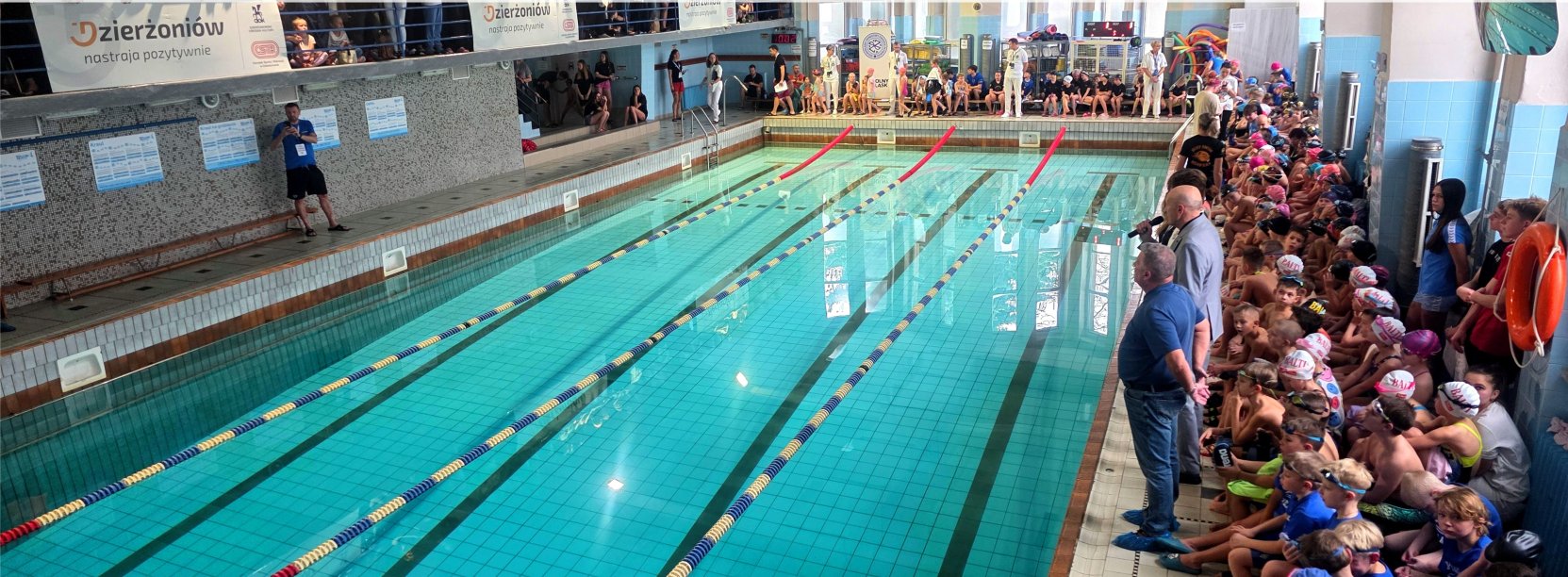 Basen kryty w Dzierżoniowie, dokoła pływacy i trenerzy