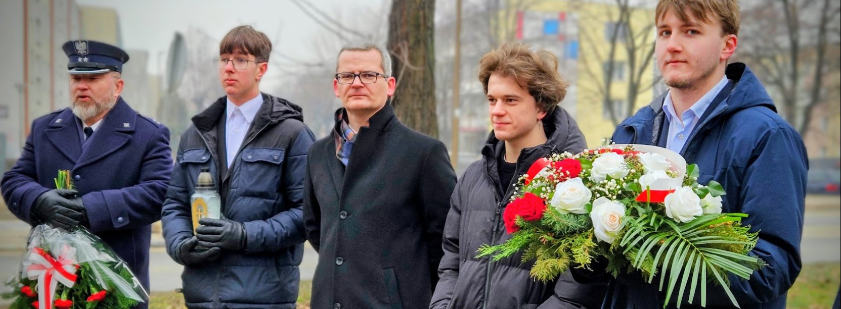 delegacje z wiązankami kwiatów biało-czerwonych