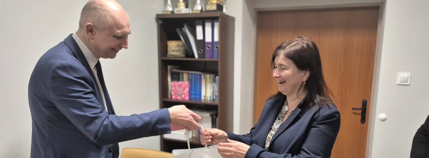 dolnośląski wicekurator oświaty Dariusz Wójcik wręcza nagrodę nauczycielce SP 9 Annie Szczepaniak