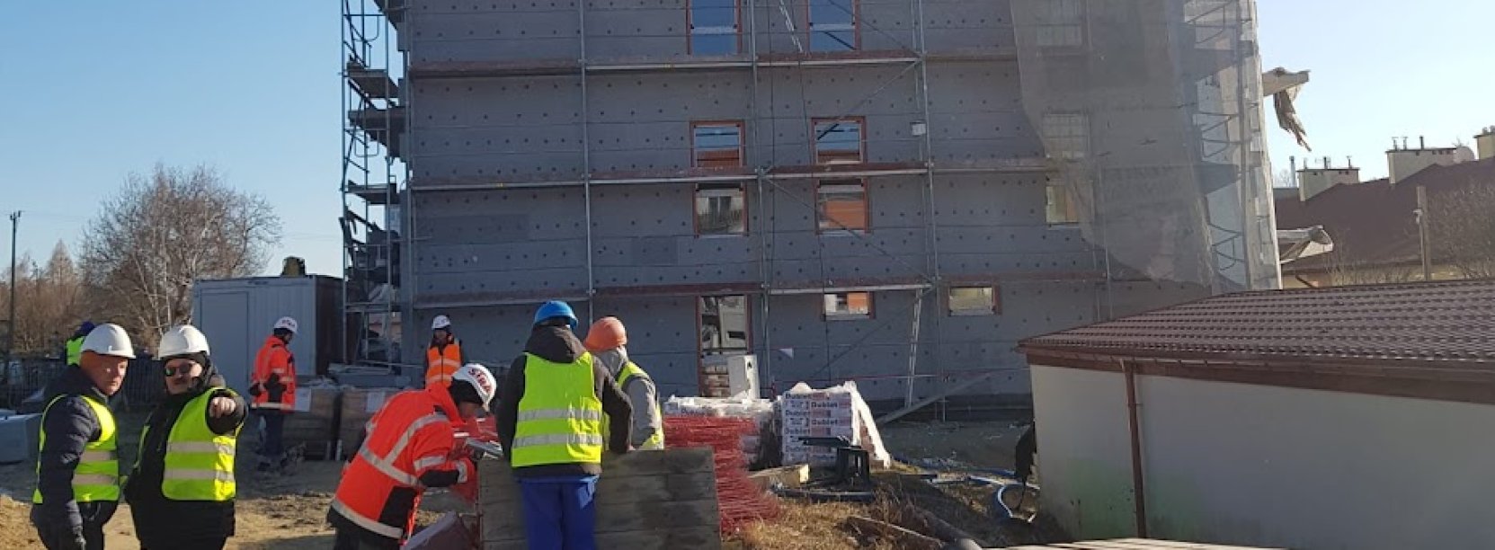 budowa budynku komunalnego przy ul. Prusa - widać bryłę budynku i robotników na placu budowy