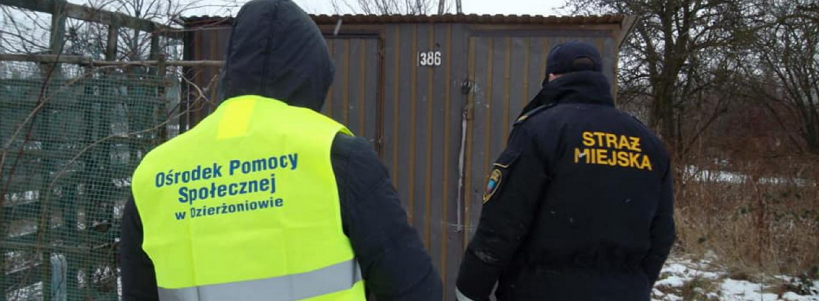 pracownik OPS i Straży Miejskiej sprawdza działki w poszukiwaniu osób bezdomnych