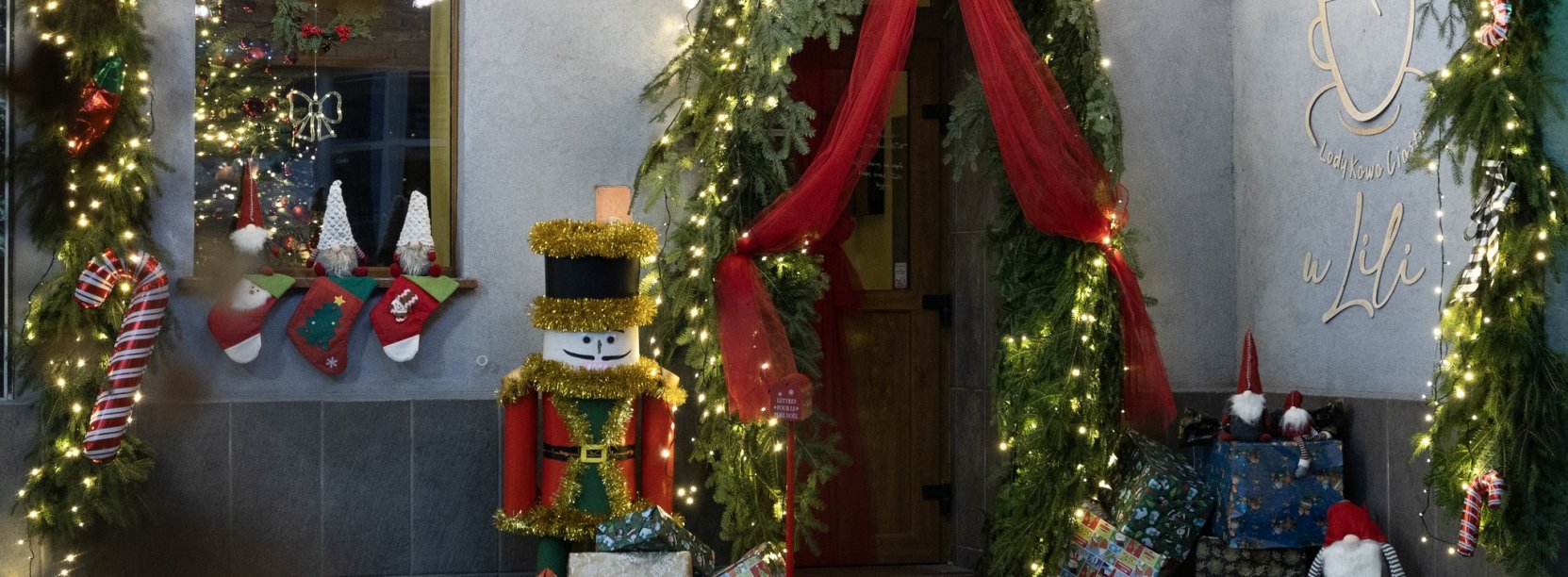 pieknie przystrojone świątecznie wejście do kawiarni