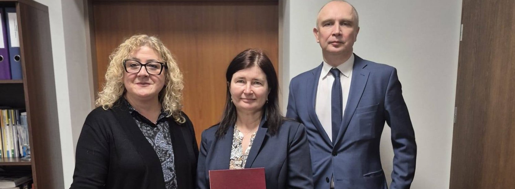 dolnośląski wicekurator oświaty Dariusz Wójcik wręcza nagrodę nauczycielce SP 9 Annie Szczepaniak, obok dyrektor SP 9 Wioletta Uchaman-Chrząszcz