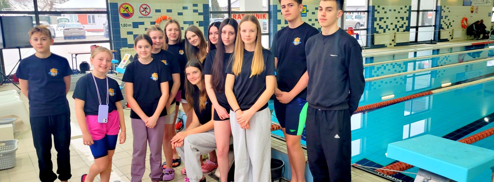 Grupa pływaków MKS 9 przy basenie