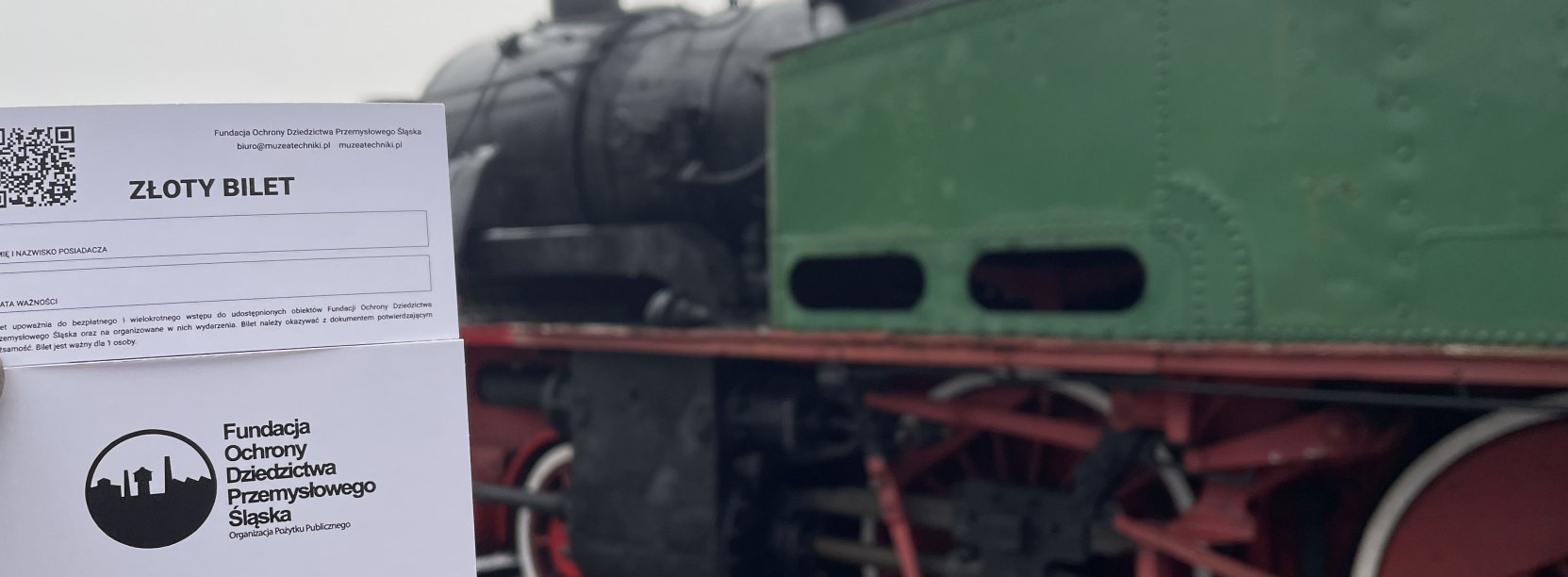 Zloty bilet na tle lokomotywy