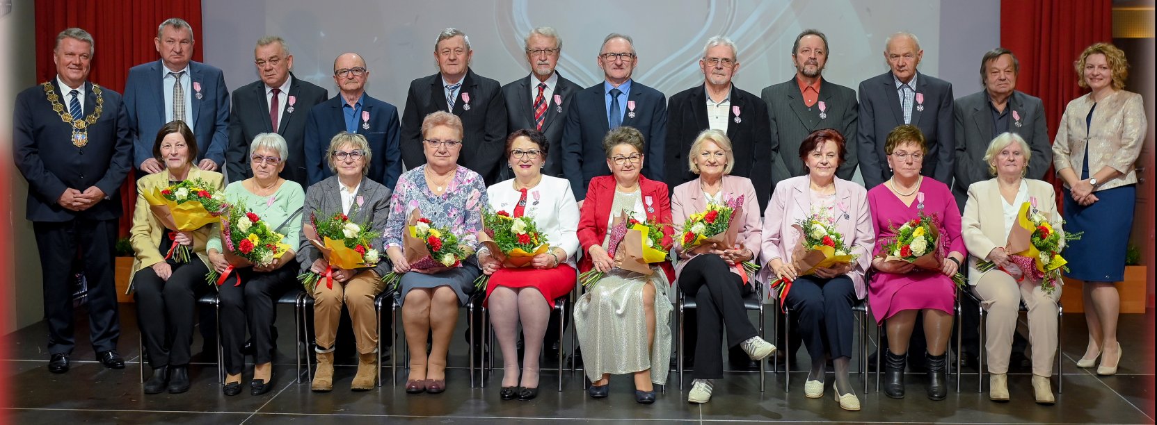 Grupowe zdjęcie jubilatów z burmistrzem o kierowniczką USC