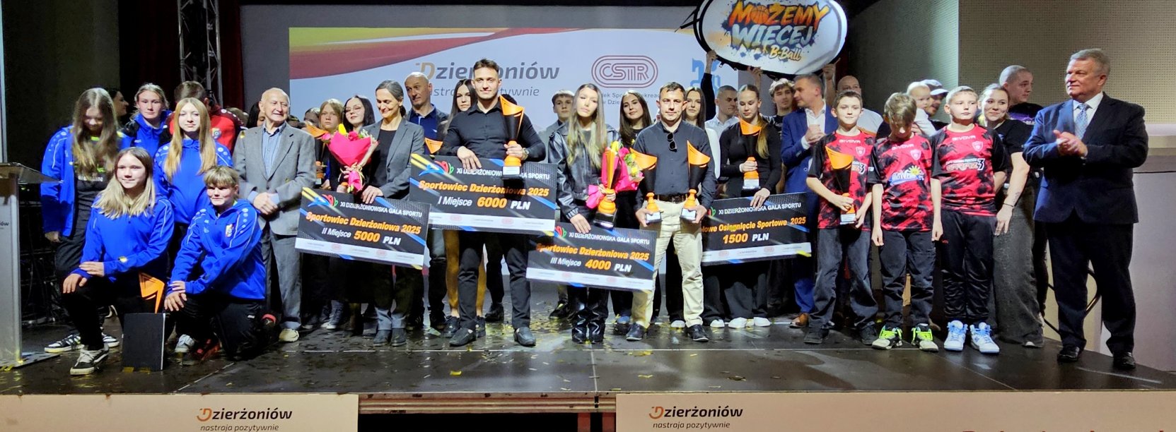 Sportowcy z Dzierżoniowa na scenie podczas XI Dzierżoniowskiej Gali Sportu