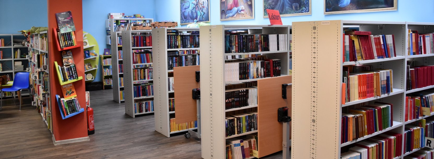 Wnętrze biblioteki, regały z książkami dla dzieci