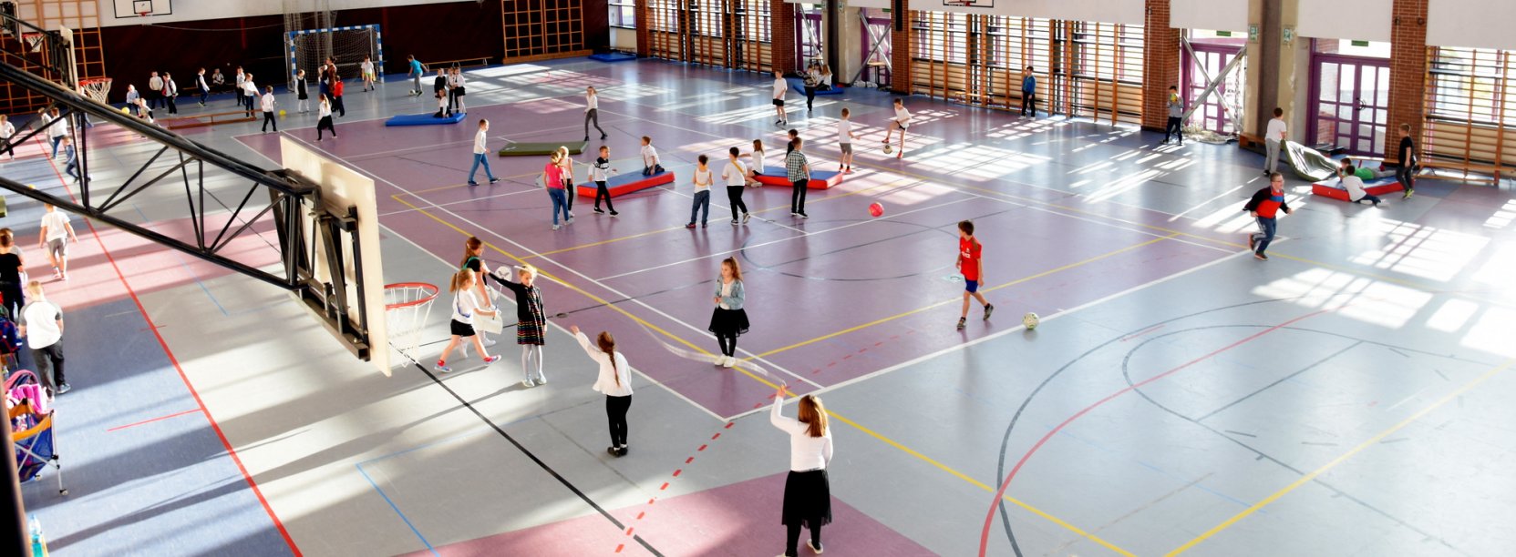 Hala sportowa i ucnziowie podczas zajęć, widok z góry