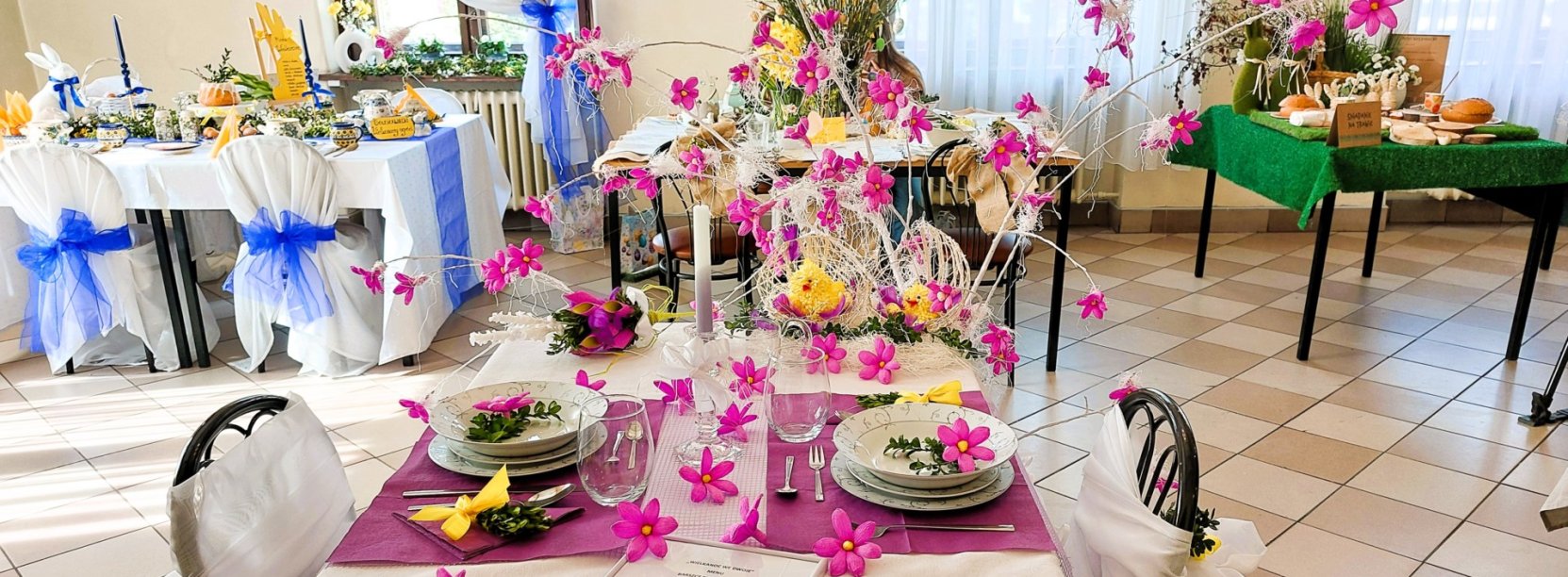 kolorowo zaarażowane nakrycia stołów wielkanocnych