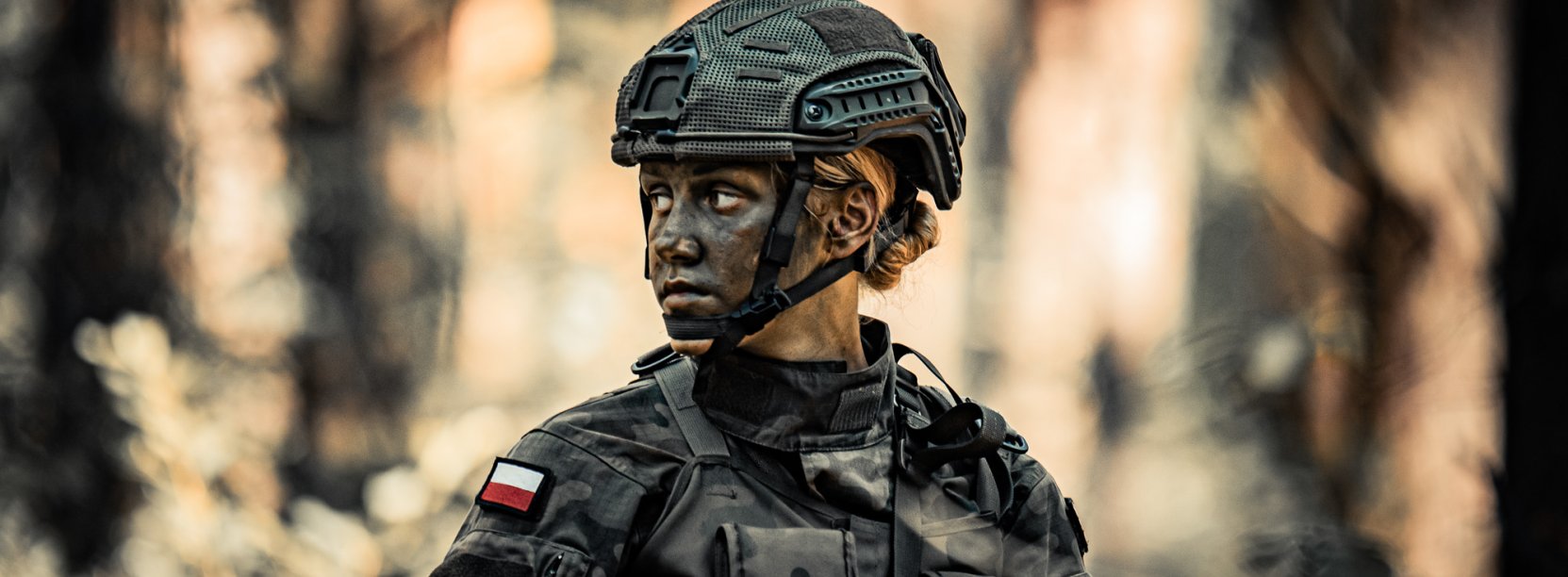 Polska żołnierka w mundurze i w kasku na głowie