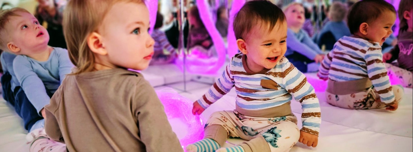 dzieci w lustrzanym domku