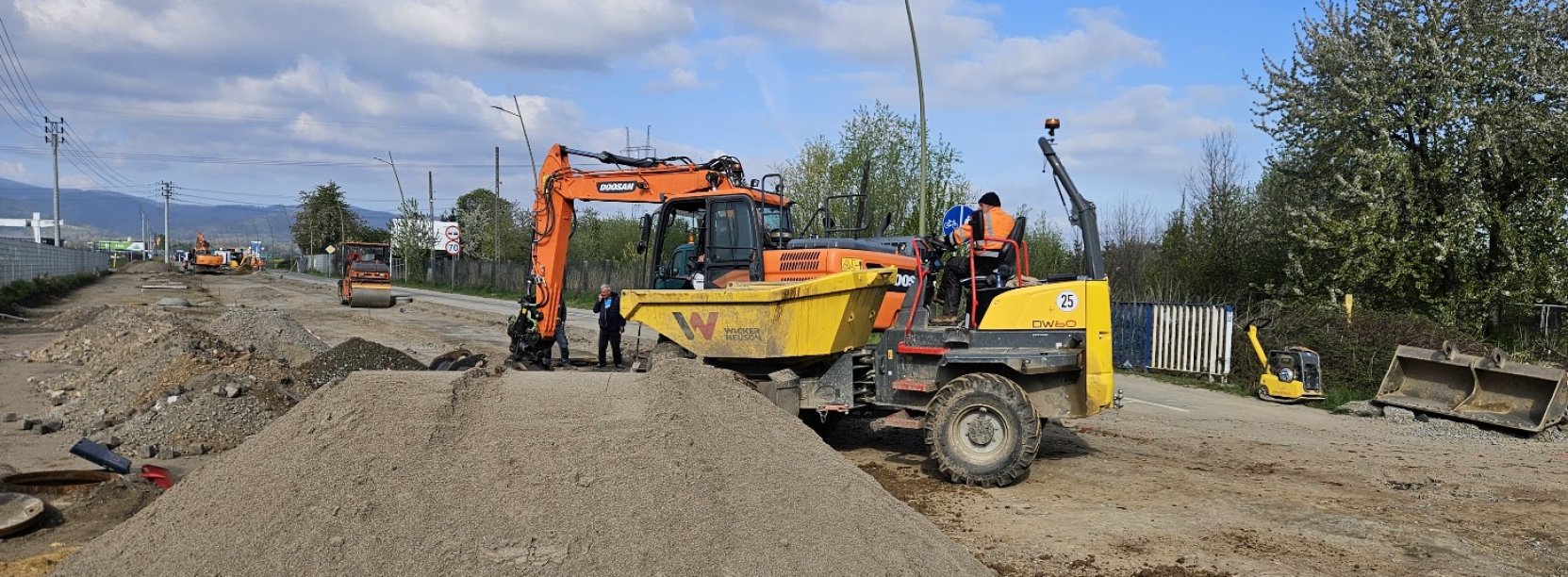 koparka i wywrotka na pierwszym, planie przebudowy ul. Kilińskiego w Dzierżoniowie