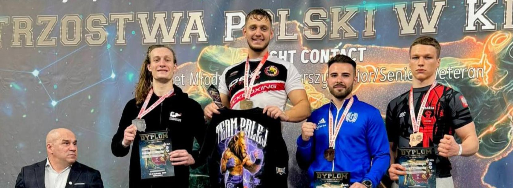 Max na pierwszym stopniu podium, po bokach inni zawodnicy