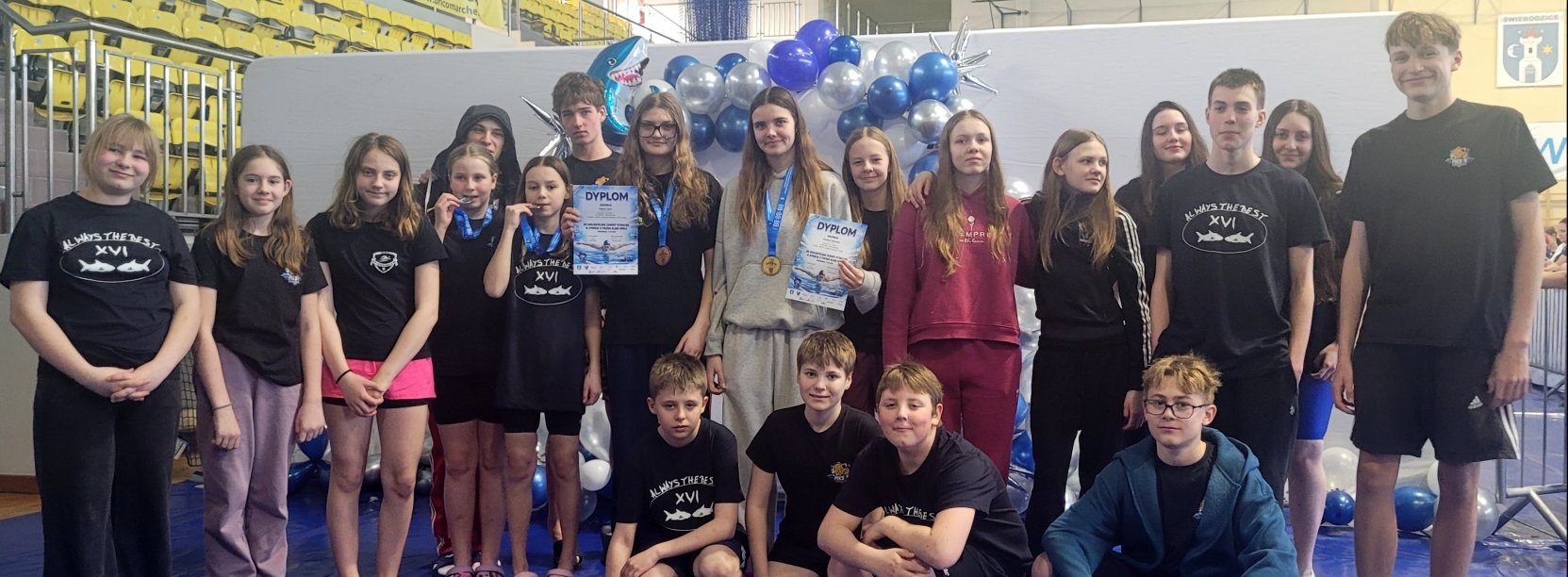 Zawodnicy klubu MKS9 na wspólnym zdjęciu, większość w czarnych koszulkach