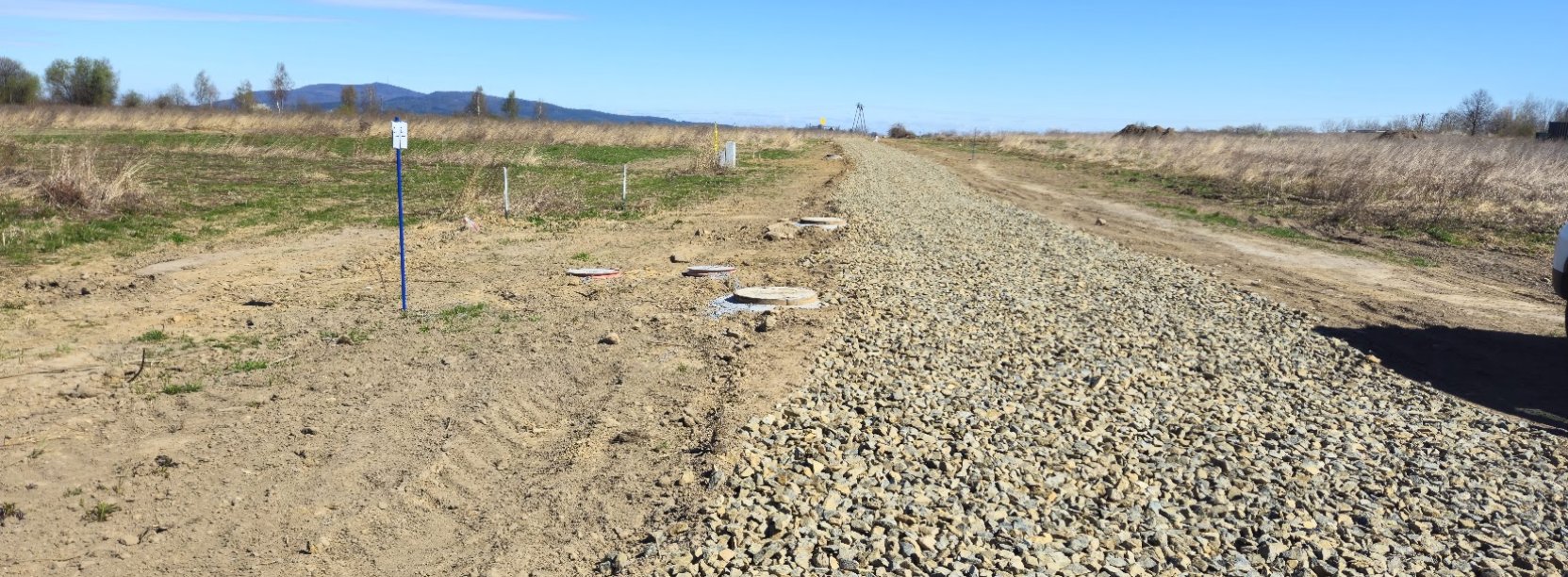 Droga usypana kamieniami, po bokazch zieleń