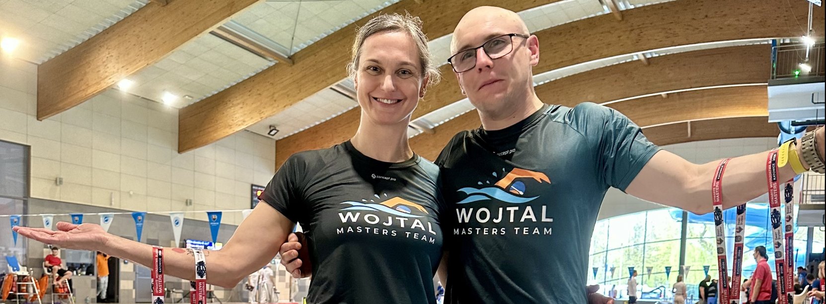 Zuzanna Pisarska i Bartosz Granzow w klubowych koszulkach przy krawędzi basenu