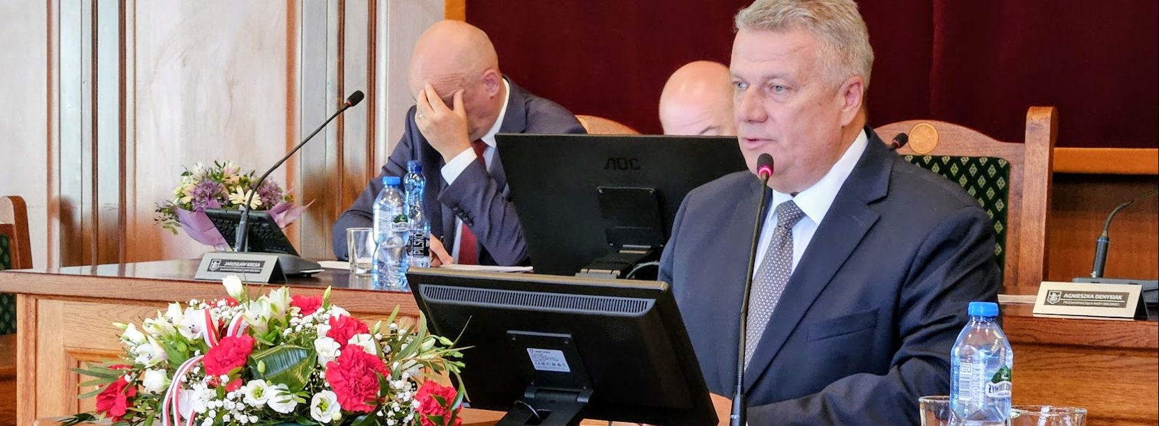 burmistrz Dzierżoniowa dariusz Ky=ucharski podczas prezentowania raportu o stanie miasta za 2025 rok
