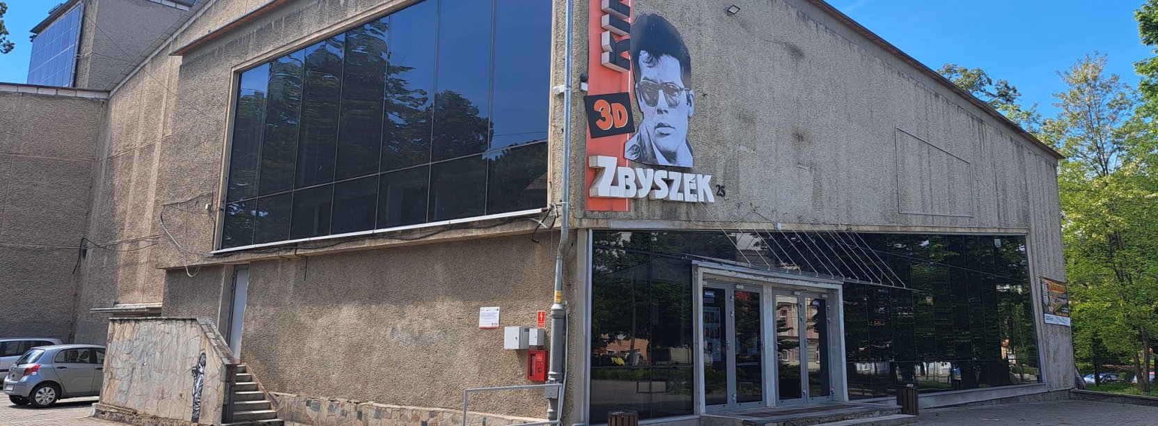 Budynek kinoteatru z przodu, na ścianie duże zdjęcie Zbigniewa Cybulskiego