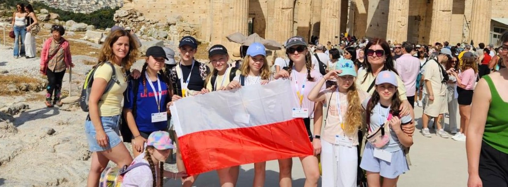 Grupa uczennic z opiekunkami na tle Akropolu