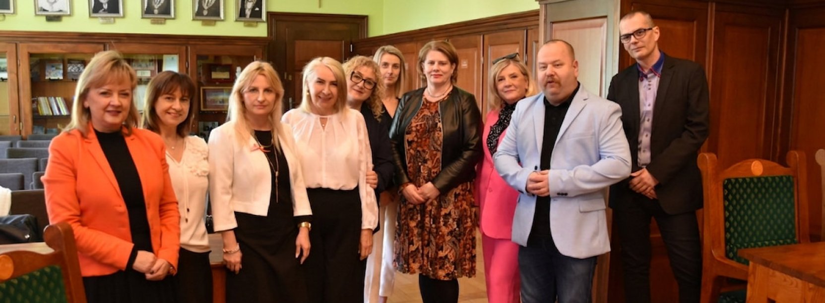 Grupowe zdjecie dyrektorek placówek oświatowych z zastępcami burmistrza Dzierżoniowa