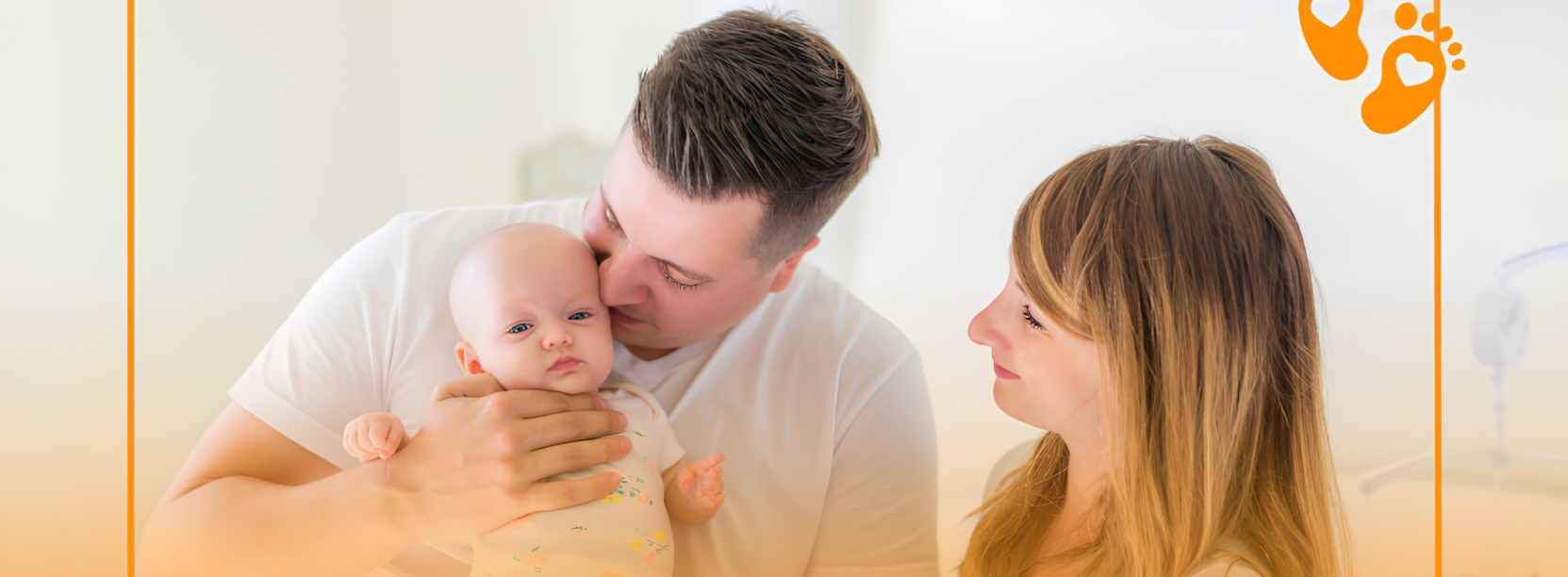 Ojciec trzymający i całujący niemowlaka, obok mama