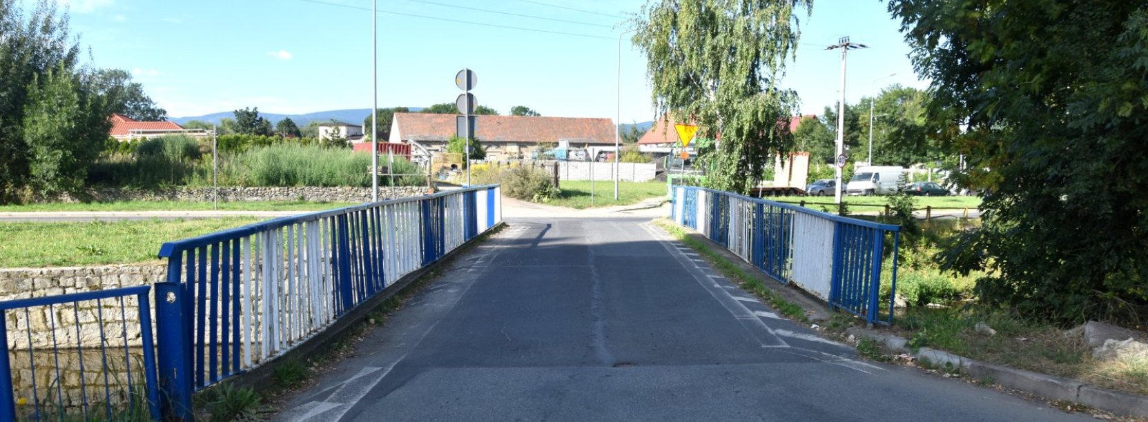 Most, po bokach biało-niebieskie barierki
