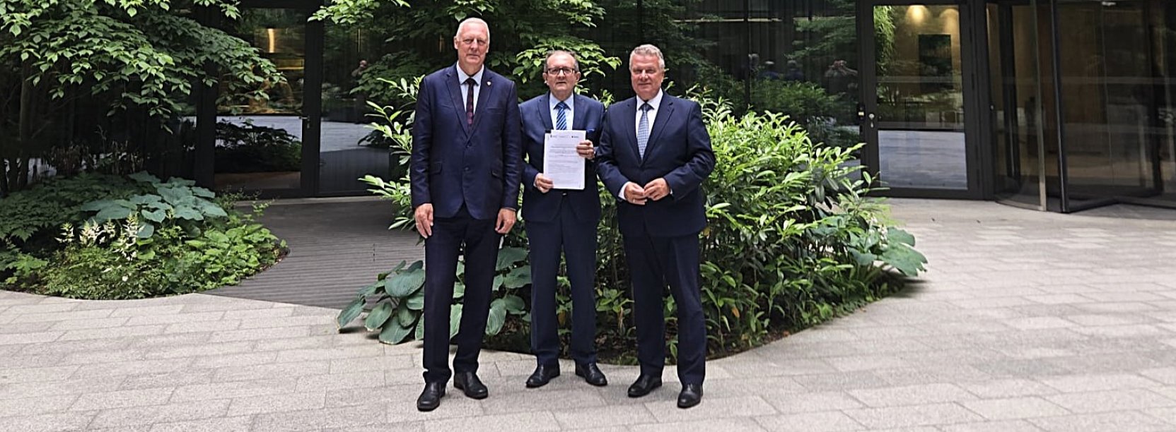 od lewej: poseł Marek Chmielewski, prezes WiK Andrzej Bronowicki, Dariusz Kucharski
