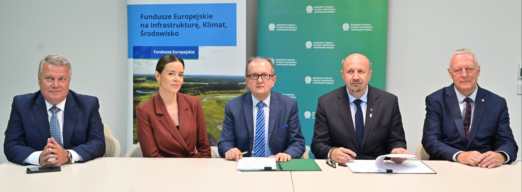 od lewej: Dariusz Kucharski, przedstawiciele NFOŚ, prezes WiK AndrzejBronowicki, poseł Marek Chmielewski, 