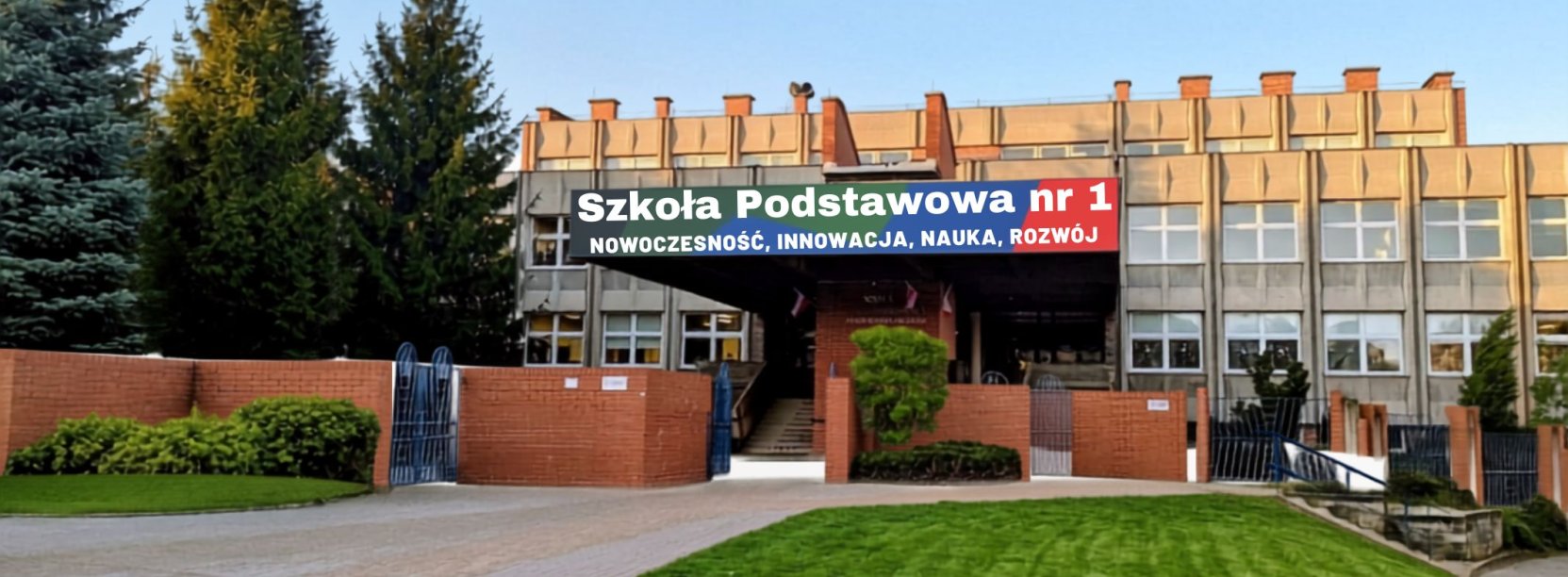 Szkoła od strony wejścia, nad wejściem duża nazwa szkoły