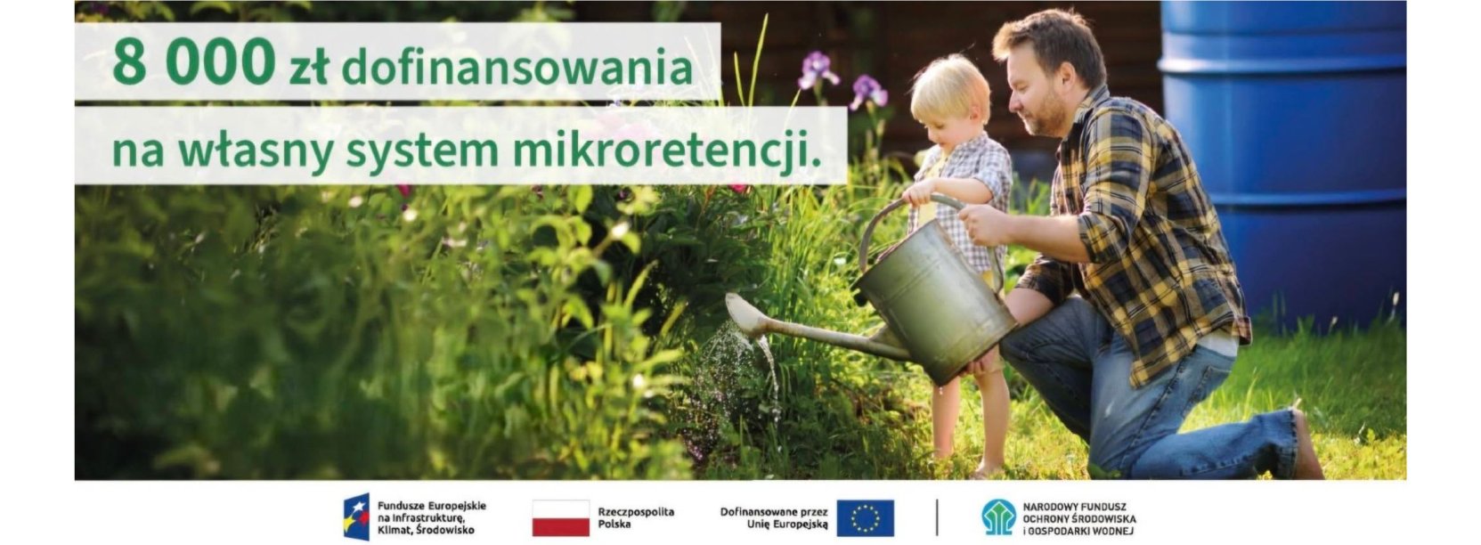 Ojciec z synem podlewają rośliny w ogrodzie metalową konewką