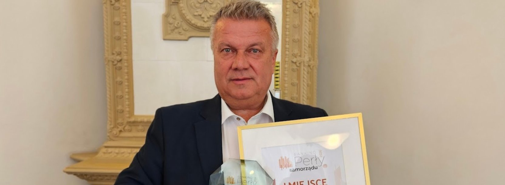 Burmistrz Dzierżoniowa z dyplomem i szklaną statetką