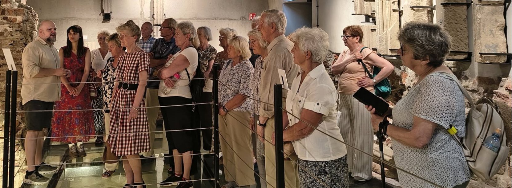 Członkowie TOZD-u na grupowym zdjęciu podczas zwiedzania muzeum