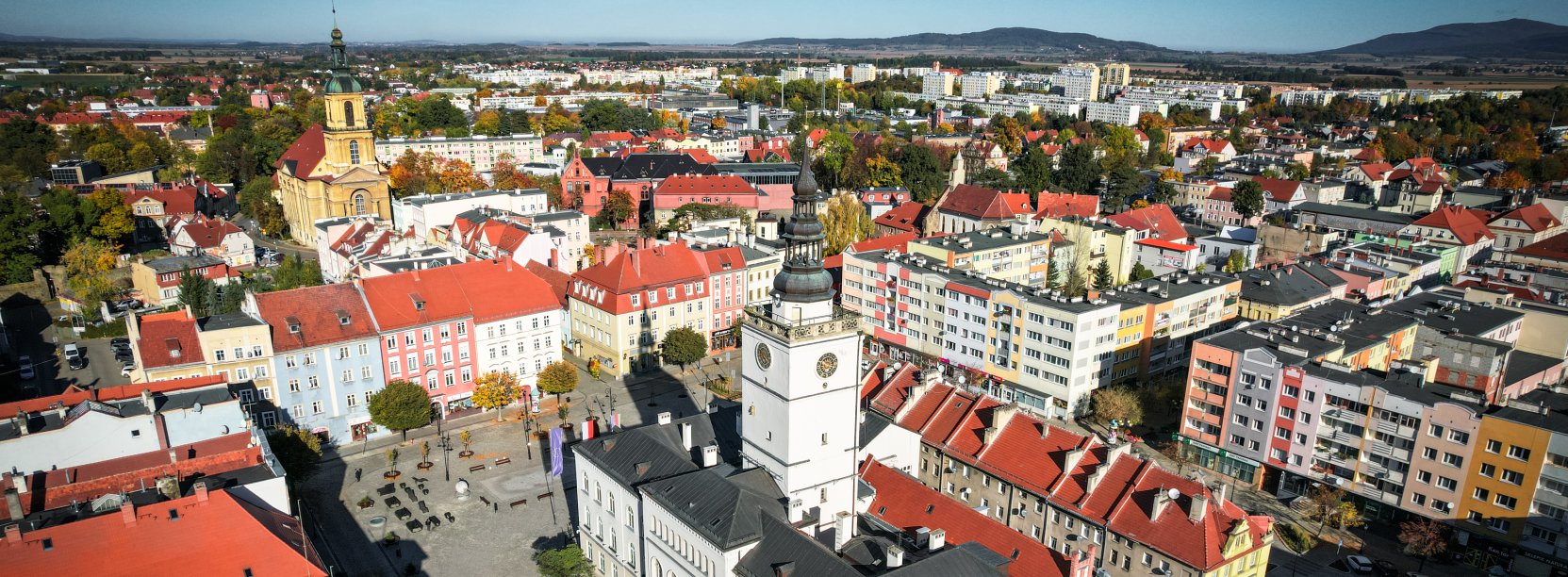 Widok z lotu ptaka na dzierżoniowski rynek i miasto z Masywem Śleży w tle