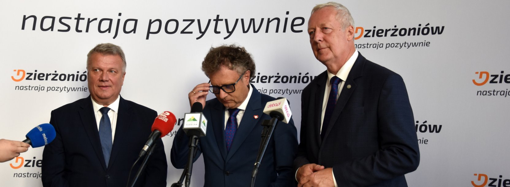 Burmistrz Dzierżoniowa Dariusz Kucharski, wiceminister Jacek Karnowski i poseł Marek Chmielewski stojący przy mikrofonach