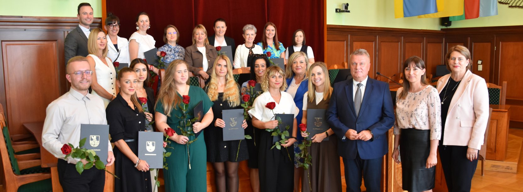 Nowo mianowani nauczyciele na wspólnym zdjęciu z burmistrzem