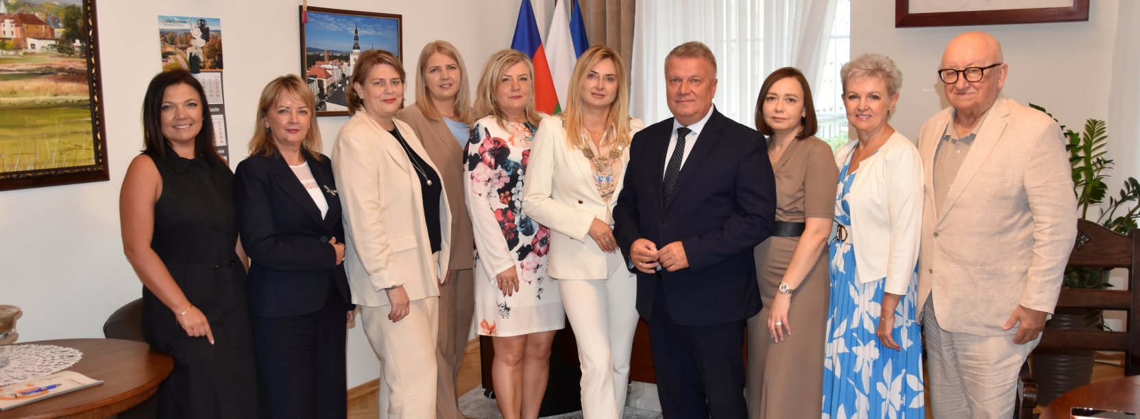 Zaproszeni na sesję goście, burmistrz, zastępca, skarbnik, sekretarz miasta na wspólnym zdjęciu w gabinecie burmistrza