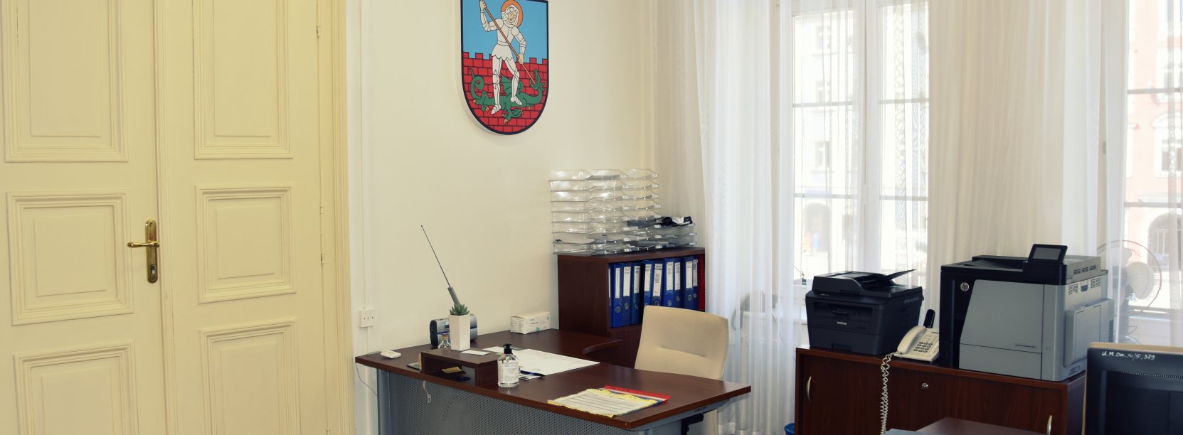 Biurko z komputerem w dużym jasnym pomieszczeniu