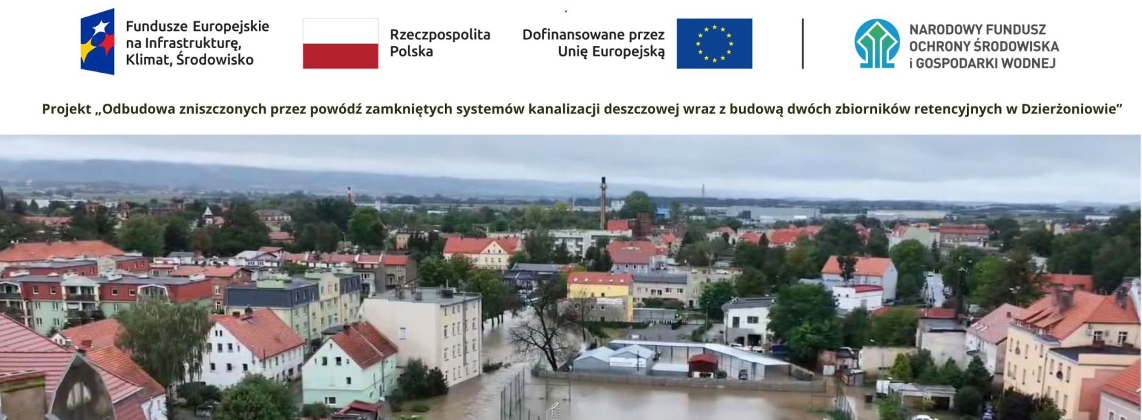 Zdjęcie z lotu ptaka zalanego wodą miasta, u góry logotyp Funduszy Europejskich na Infrastrukturę, Klimat i Środowisko, flaga polska, unijna i logo Narodowego Funduszu Ochrony Środowiska i Gospodarki Wodnej